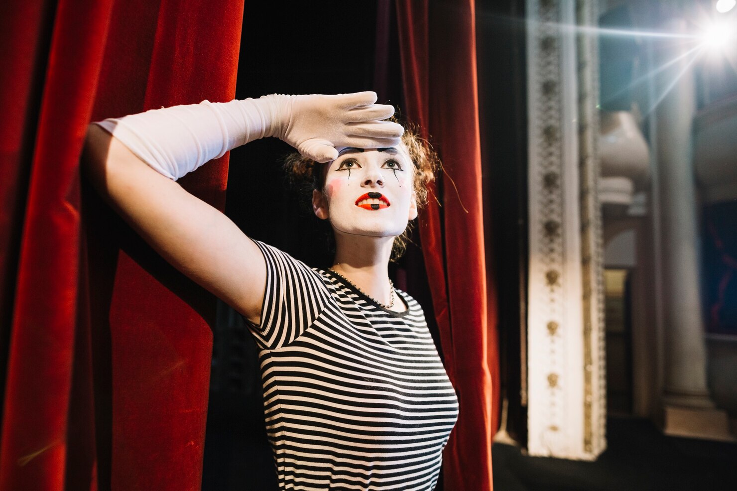 mujer artista mimica protegiendo sus ojos 23 2147891709