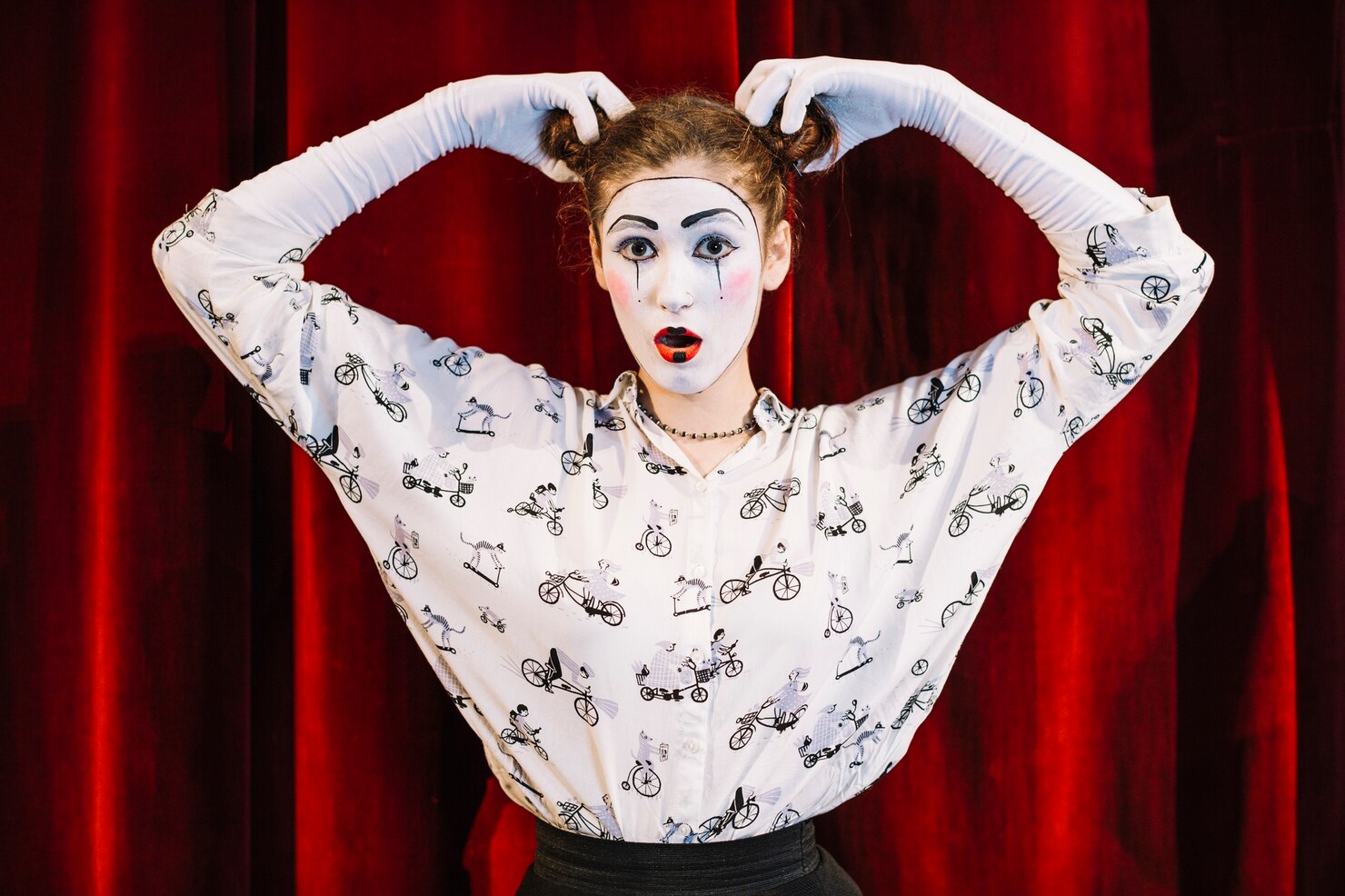 mujer mime artista pie delante cortina roja sus dos bollos pelo 23 2147891630